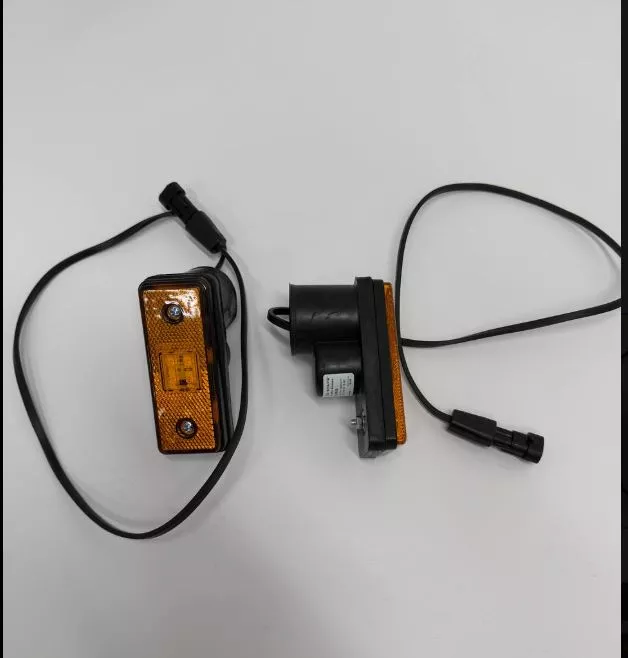 Указатель габ. А.3731.010  желтый + кронштейн на трубу с проводом и разъемом AMP