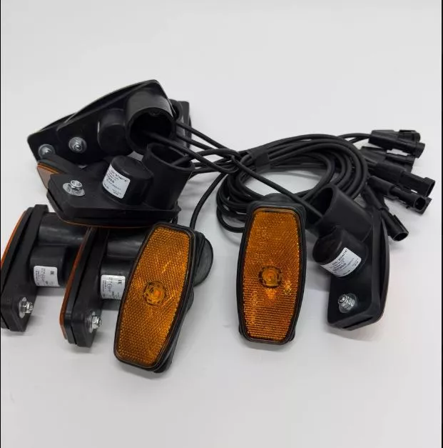 Указатель габ. А.3731.018  желтый + кронштейн на трубу с проводом и разъемом AMP